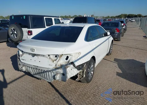 2015 Toyota Camry Xle z USA, uszkodzony, nr VIN 4T4BF1FK1FR474371